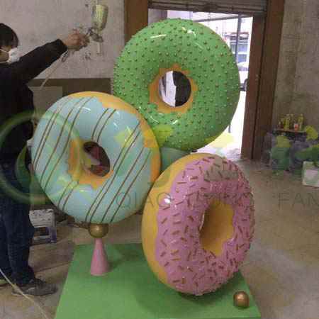 草坪玻璃钢甜品店装饰甜甜圈道具景观摆件 草坪玻璃钢甜品店装饰甜甜圈道具景观摆件