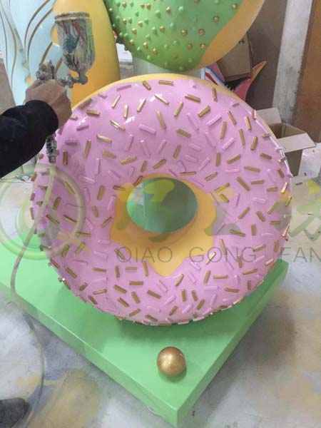 草坪玻璃钢甜品店装饰甜甜圈道具景观摆件 草坪玻璃钢甜品店装饰甜甜圈道具景观摆件
