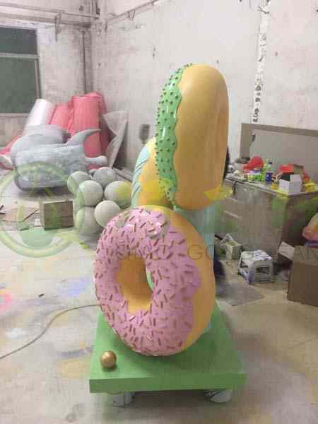 草坪玻璃钢甜品店装饰甜甜圈道具景观摆件 草坪玻璃钢甜品店装饰甜甜圈道具景观摆件